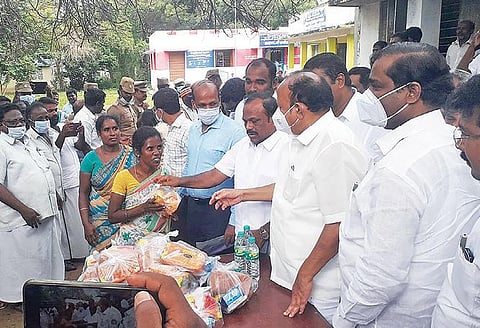 கடலூர் தென்பெண்ணை ஆற்றில் வெள்ளநீர்  கரைபுரண்டு செல்கிறது.