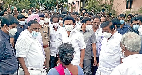 சென்னை மணலி புதுநகரில் தண்ணீர் சூழ்ந்த குடியிருப்புகளில் நேற்று ஆய்வு மேற்கொண்ட முதல்வர் மு.க.ஸ்டாலின், அப்பகுதி மக்களிடம் குறைகளைக் கேட்டறிந்தார். உடன், அமைச்சர்கள் கே.என்.நேரு, பி.கே.சேகர்பாபு மற்றும் அதிகாரிகள் உள்ளிட்டோர். படம்: ம.பிரபு