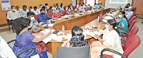 வாக்காளர் பட்டியல் சிறப்பு சுருக்க முறை திருத்தம் தொடர்பாக  சேலம் ஆட்சியர் அலுவலகத்தில் ஆய்வுக் கூட்டம் நடந்தது. இதில், வாக்காளர் பட்டியல் மாவட்ட பார்வையாளர் ஷோபனா பேசினார். உடன் மாநகராட்சி ஆணை யர் கிறிஸ்துராஜ், மாவட்ட வருவாய் அலுவலர் ஆலின் சுனேஜா உள்ளிட்டோர்.