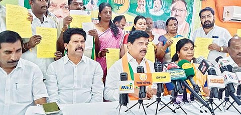 வேலூரில் செய்தியாளர்களை சந்தித்த பாஜக பொதுச்செயலாளர் கரு.நாகராஜன்.