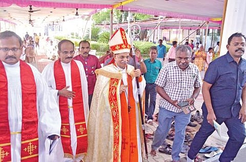 தென்னிந்திய திருச்சபை திருநெல்வேலி திருமண்டல பேராயராக ஏஆர்ஜிஎஸ்டி.பர்னபாஸ் நேற்று அருள்பொழிவு செய்து வைக்கப்பட்டார். படம்: மு.லெட்சுமி அருண்