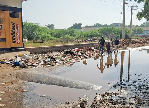 மேலப்பாளையம் தாய் நகர் அருகே சாலையோரம் தேங்கிக் கிடக்கும் கழிவுநீர் மற்றும் குப்பையால் சுகாதாரச் சீர்கேடு ஏற்படும் நிலை உள்ளது.
