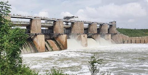 ஓசூர் கெலவரப்பள்ளி அணையில் இருந்து வெளியேற்றப்படும் நீர் நுங்கும் நுரையுமாக ஆற்றில் சீறிப்பாய்ந்து செல்கிறது.