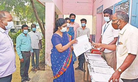 தருமபுரியில் வாக்காளர் பட்டியல் சுருக்குமுறை திருத்தப் பணிகள் முகாம் நடைபெற்றது. முகாமை, வாக்காளர் பட்டியல் சிறப்பு பார்வையாளரும், தமிழ்நாடு கைத்திறன் தொழில்கள் வளர்ச்சிக்கழக மேலாண்மை இயக்குநருமான ஷோபனா ஆய்வு செய்தார்.