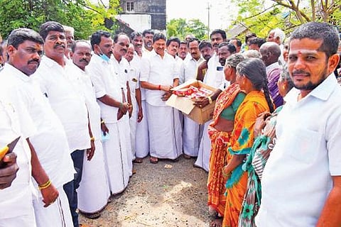 கடலூர் அருகே உச்சிமேடு பகுதியில் அதிமுக முன்னாள் அமைச்சர் எம்சி.சம்பத் வெள்ளத்தினால் பாதிக்கப்பட்ட பொதுமக்களுக்கு பிரெட் வழங்கினார்.