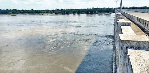 காட்டுமன்னார்கோவில் அருகே முட்டம் பாலம் பகுதியில் கொள்ளிடம் ஆற்றில் கரைபுரண்டு ஓடும் வெள்ளநீர்.