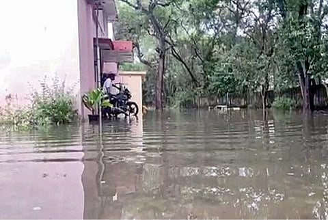 காஞ்சிபுரம் மாவட்ட ஆட்சியர் முகாம் அலுவலகம் அருகே   செயல்பட்டு வரும் டிஐஜி  அலுவலகத்தில் புகுந்த மழைநீர்.