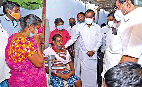 ஈரோடு மாவட்டம் சிவகிரி அருகே விபத்தில் உயிரிழந்தவரின் குடும்பத்தினருக்கு அமைச்சர் சு.முத்துசாமி ஆறுதல் தெரிவித்தார்.