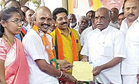 மதுரையில் மாநகராட்சி தேர்தலில் போட்டியிட விரும்பும் பாஜகவினரிடம் முன்னாள் மத்திய அமைச்சர் பொன்.ராதாகிருஷ்ணன் விருப்ப மனு பெற்றார்.