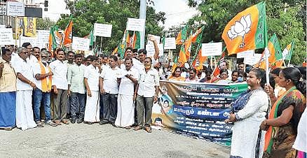 பெட்ரோல், டீசல் விலையை குறைக்க மறுக்கும் தமிழக அரசை கண்டித்து, வேலூர் மாவட்ட ஆட்சியர் அலுவலகம் எதிரே நேற்று ஆர்ப்பாட்டத்தில் ஈடுபட்ட பாஜகவினர். அடுத்த படம்: திருப்பத்தூரில் பாஜகவினர் ஆர்ப்பாட்டத்தில் ஈடுபட்டனர். கடைசிப்படம்: திருவண்ணாமலை அறிவொளி பூங்கா முன்பு ஆர்ப்பாட்டத்தில் ஈடுபட்ட பாஜகவினர்.