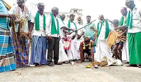 செய்யாறு கோட்டாட்சியர் அலுவலகம் முன்பு நேற்று நூதன போராட்டத்தில் ஈடுபட்ட விவசாயிகள்.