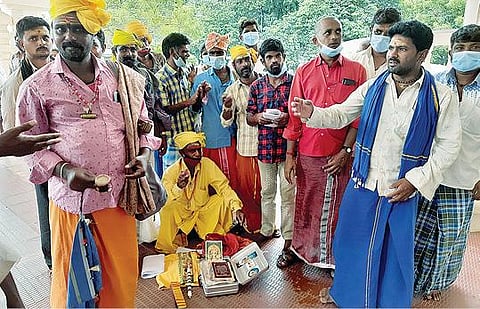 திருவண்ணாமலை மாவட்ட ஆட்சியர் அலுவலகம் முன்பு ஜாதிச் சான்றிதழ் வழங்கக்கோரி மனு கொடுக்க வந்த கணிக்கர்கள்.