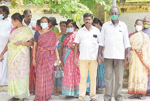 அரசு பேருந்து வசதி கோரி, திருநெல்வேலி ஆட்சியர் அலுவலகத்துக்கு மனு அளிக்க வந்த கோபாலசமுத்திரம் வடக்கூர் பகுதி மக்கள்.படம்: மு.லெட்சுமி அருண்.