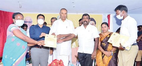 இடிந்தகரை கிராமத்திலுள்ள ரோச் பிஷப் மேல்நிலைப்பள்ளியில் உலக மீனவர்தினவிழாவில் மீனவர்களுக்கு பல்வேறு நலத்திட்ட உதவிகளை தமிழக சட்டப்பேரவை தலைவர் மு. அப்பாவு வழங்கினார்.