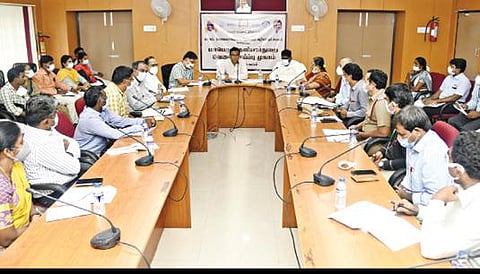 சேலத்தில் வரும் 26-ம் தேதி நடைபெறவுள்ள வேலைவாய்ப்பு முகாம் தொடர்பாக ஆட்சியர் அலுவலகத்தில் ஆலோசனைக் கூட்டம் நடந்தது. இதில், ஆட்சியர் கார்மேகம் பேசினார். உடன் மாநகராட்சி ஆணையர் கிறிஸ்துராஜ் உள்ளிட்டோர்.