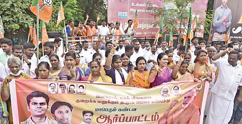 தமிழக அரசு பெட்ரோல், டீசல் மீதான வரியை குறைக்க வலியுறுத்தி, சேலம் ஆட்சியர் அலுவலகம் அருகே ஆர்ப்பாட்டத்தில் ஈடுபட்ட பாஜக-வினர்.				படம்: எஸ்.குரு பிரசாத்