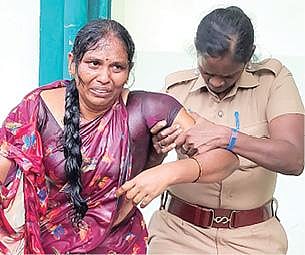 மகள்களுடன் தீக்குளிக்க முயன்ற பெண்.