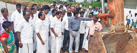 விழுப்புரம் அருகே  தளவானூர் அரசு மேல்நிலைப்பள்ளி சீரமைக்கும் பணியை அமைச்சர் பொன்முடி ஆய்வு மேற்கொண்டார். அருகில் ஆட்சியர் மோகன் உள்ளார்.