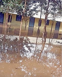 அவளூர் அரசு உயர்நிலைப் பள்ளிக்குள் தேங்கியுள்ள பாலாற்று வெள்ளம்.