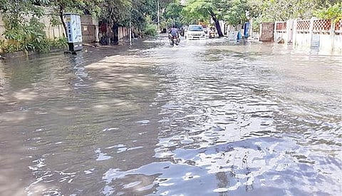 சென்னையில் நேற்று பெய்த கனமழையால் தியாகராய நகர்  ஜி.என்.செட்டி சாலையில் தேங்கிய நீரில்  ஊர்ந்து சென்ற வாகனங்கள். (அடுத்த படம்) தி.நகர் விஜயராகவா சாலையில் தேங்கியிருந்த மழை நீர்.  படங்கள்:  க.பரத்