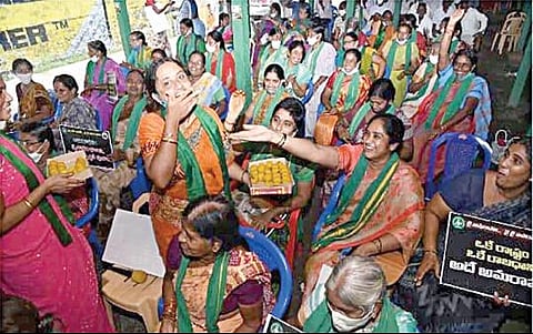 அமராவதியில் 700 நாட்களுக்கும் மேலாக போராட்டம் நடத்தி வரும் பெண்கள், விவசாயிகள் நேற்று 3 தலைநகர் சட்டத்தை வாபஸ் பெறுவதாக அறிவித்ததும், இனிப்புகள் வழங்கி மகிழ்ச்சியை வெளிப்படுத்தினர்.