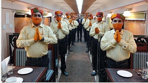 காவி உடையிலிருந்து வேறு உடைக்கு மாறிய ரெயில்வே கேட்டரிங் ஊழியர்கள் | படம்: ட்விட்டர்.