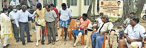 ராணிப்பேட்டை மாவட்ட ஆட்சியர் அலுவலகத்தில் நடைபெற்ற நிகழ்ச்சியில் மாற்றுத்திறனாளிகள் நவீன  செயற்கை அவயங்கள் பயன்படுத்துவதை பார்வையிட்ட மாவட்ட ஆட்சியர் பாஸ்கர பாண்டியன்.