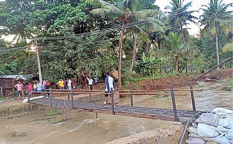 குடியாத்தம் அருகே நத்தமேடு கிராமத்தில் அமைக்கப்பட்ட தற்காலிக இரும்பு பாலம்.