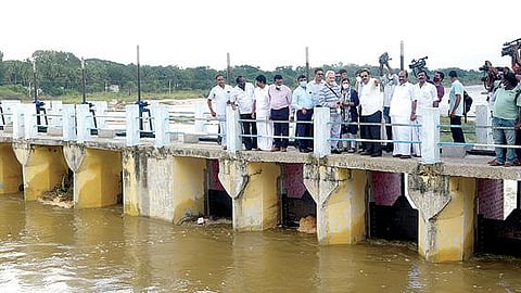 வேலூர் மாவட்டத்தில் வெள்ள சேத பாதிப்புகளை மத்திய குழுவினர் நேற்று பார்வையிட்டு ஆய்வு செய்தனர். அப்போது, காட்பாடி அடுத்த குகையநல்லூர் கிராமத்தில் நெற்பயிர் சேத விவரங்களை வேலூர் மாவட்ட ஆட்சியர் குமாரவேல் பாண்டியன் மத்திய குழுவினரிடம் எடுத்துரைத்தார். அருகில், நாடாளுமன்ற உறுப்பினர்கள் ஜெகத்ரட்சகன், கதிர்ஆனந்த் உள்ளிட்டோர். அடுத்த படம்: பொன்னை அணைக்கட்டில் வெள்ள சேதத்தை பார்வையிட்ட மத்திய குழுவினர்.படங்கள்: வி.எம்.மணிநாதன்.