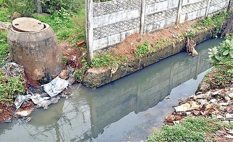 திருநெல்வேலி புதிய பேருந்து நிலையம் அமைந்துள்ள வேய்ந்தான்குளத்தில் பாதாள சாக்கடை நேரடியாக கலக்கும் பகுதி. 						             படம்: மு. லெட்சுமி அருண்.