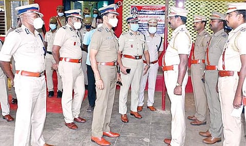 சிறப்பு எஸ்ஐ கொலை வழக்கில் சிறப்பாக செயல்பட்ட தனிப்படையினரை நேற்று பாராட்டிய டிஜிபி சைலேந்திர பாபு.