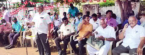 திருச்சி சுப்பிரமணியபுரம் டோல்கேட் பகுதியில் நேற்று உண்ணாவிரதத்தில் ஈடுபட்ட சிஐடியு அரசுப் போக்குவரத்துக் கழக ஊழியர்கள் .