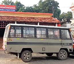 பறிமுதல் செய்யப்பட்ட வேன்.