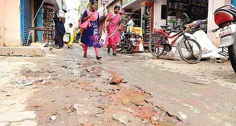 பேவர் பிளாக் கற்கள் பெயர்ந்து காணப்படும் கட்ராபாளையம் சாலை. படம்: எஸ்.கிருஷ்ணமூர்த்தி