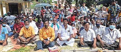 விழுப்புரம் மாற்றுத்திறனாளிகள் நல அலுவலரை மாற்றக்கோரி மாற்றுத்திறனாளிகள் முற்றுகை போராட்டம் நடத்தினர்.