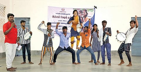 நெய்வேலியில் இல்லம் தேடி கல்வி கலைக் குழுவுக்கு பயிற்சி அளிக்கப்பட்டது.