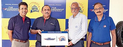 டிவிஎஸ் யூரோகிரிப் மற்றும் சிஎஸ்கே ஒப்பந்தத்தை பரிமாறிக்கொள்ளும் நிகழ்ச்சியில் பங்கேற்றோர் (இடமிருந்து) பி. மாதவன், செயல் துணைத் தலைவர், விற்பனை மற்றும் சந்தைப் பிரிவு, சக்ரா லிமிடெட், அர்விந்த் சிங், தலைமை செயல் அதிகாரி, டிவிஎஸ் சக்ரா லமிடெட், கேஎஸ் விஸ்வநாதன், தலைமைச் செயல் அதிகாரி, சென்னை சூப்பர் கிங்ஸ் கிரிக்கெட் லிமிடெட், சாய் பிரகாஷ், தலைவர் சந்தைப்பிரிவு.