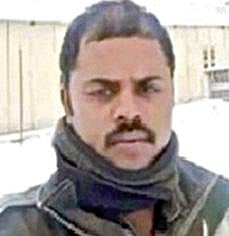 லடாக்கின் கல்வான் பள்ளத்தாக்கில் வீரமரணம் அடைந்த தமிழக ராணுவ வீரர் கே. பழனி சார்பில் அவரது மனைவி வானதி, குடியரசுத் தலைவர் ராம்நாத் கோவிந்திடம் இருந்து வீர் சக்ரா விருதை பெற்றுக் கொண்டார்.  கர்னல் சந்தோஷ் பாபு சார்பில் மகாவீர் சக்ரா விருதை அவரது மனைவி மற்றும் தாயார்  பெற்றுக் கொண்டனர்.   படங்கள்: பிடிஐ