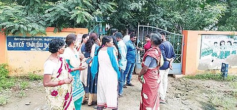 அரசு பள்ளியை  நேற்று முற்றுகையிட்ட பெற்றோர்.
