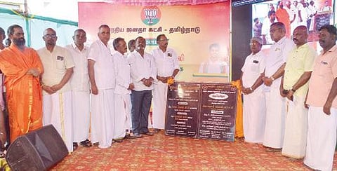 திருநெல்வேலியில் மாவட்ட பாஜக அலுவலக திறப்பு விழா நடைபெற்றது. கட்சி தலைவர் ஜே.பி. நட்டா காணொலி மூலம் திறந்து வைத்தார்.