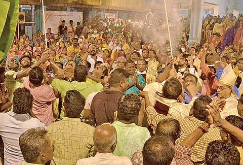 பாளையங்கோட்டை தூய சவேரியார் பேராலய திருவிழா கொடியேற்றம் முன்னாள் ஆயர் ஜூடு பால்ராஜ் தலைமையில் நேற்று மாலை நடைபெற்றது. படம்: மு.லெட்சுமி அருண்.