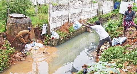 வேய்ந்தான்குளத்துக்கு நீர்வரும் வழித்தடத்தில் மாநகராட்சியின் பாதாள சாக்கடை பொங்கி வழிந்து கொண்டிருந்த பகுதியில் சீரமைப்பு பணிகளை மாநகராட்சி நிர்வாகம் நேற்று தற்காலிகமாக மேற்கொண்டது