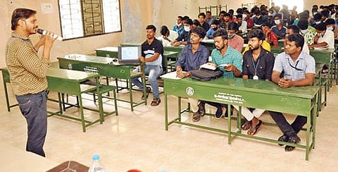 கிருஷ்ணகிரி அரசு ஆடவர் கலைக்கல்லூரியில் உலக மரபு வார விழாவையொட்டி நடந்த கருத்தரங்கில் கிருஷ்ணகிரி மற்றும் தருமபுரி மாவட்ட தொல்லியல் அலுவலர் பரந்தாமன் பேசினார்.