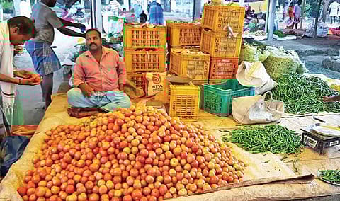 சேத்தியாத்தோப்பு வாரச் சந்தையில் நேற்று வந்து சென்ற சொற்ப வாடிக்கையாளர்கள்.