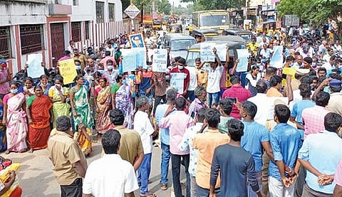 கள்ளக்குறிச்சி ஆட்சியர் அலுவலகம் எதிரே சாலை மறியல் போராட்டத்தில் ஈடுபட்ட மாணவனின் உறவினர்கள்.