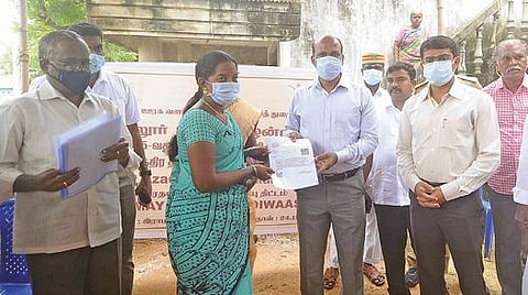 கடலூர் அருகே ராமாபுரம் ஊராட்சியில் வீடு கட்ட பயனாளிகளுக்கு மாவட்ட ஆட்சியர் கி.பாலசுப்ரமணியம் பணி ஆணையை வழங்கினார்.