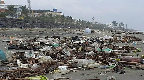 அரசு, மக்களின் கூட்டு அலட்சியம்: புதிதாக உருவான புதுச்சேரி கடற்கரை மணல் பரப்பெங்கும் பரவிக் கிடக்கும் குப்பை