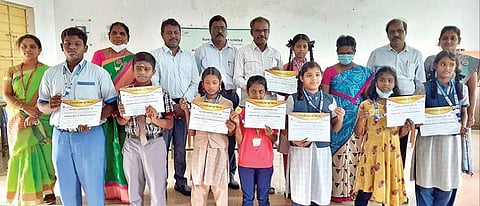 கண்காணிப்பு விழிப்புணர்வு வார போட்டியில் வெற்றி பெற்ற மாணவர்களுக்கு பரிசு மற்றும் சான்றிதழை வழங்கிய தி.மலை மாவட்ட முதன்மை கல்வி அலுவலர் அருள்செல்வம். அருகில், மாவட்ட கல்வி அலுவலர் ஆரோக்கியசாமி, காமராஜர் போர்ட் நிறுவன முதுநிலை மேலாளர் பாஸ்கர் உள்ளிட்டோர்.படம்: இரா.தினேஷ்குமார்.