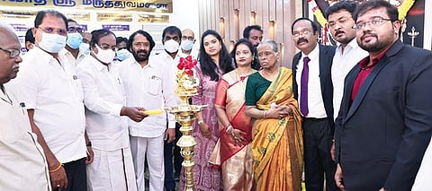 திருவண்ணாமலையில் சுவாதி மருத்துவமனையை சட்டப்பேரவை துணை சபாநாயகர் பிச்சாண்டி குத்து விளக்கேற்றி தொடங்கி வைத்தார்.