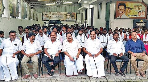 ராணிப்பேட்டையில் திமுக பொதுச்செயலாளர் துரைமுருகன் முன்னிலையில் பல்வேறு கட்சிகளில் இருந்து விலகியவர்கள் திமுகவில் இணைந்தனர். அருகில், அமைச்சர்  ஆர்.காந்தி மற்றும் எம்எல்ஏக்கள் நந்தகுமார், ஈஸ்வரப்பன் உள்ளிட்டோர்.